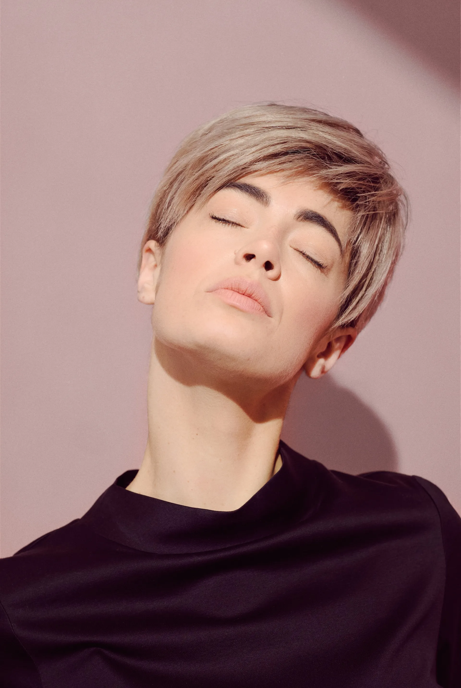 Fertig gestylte Echthaarperücke in natürlichem Blond