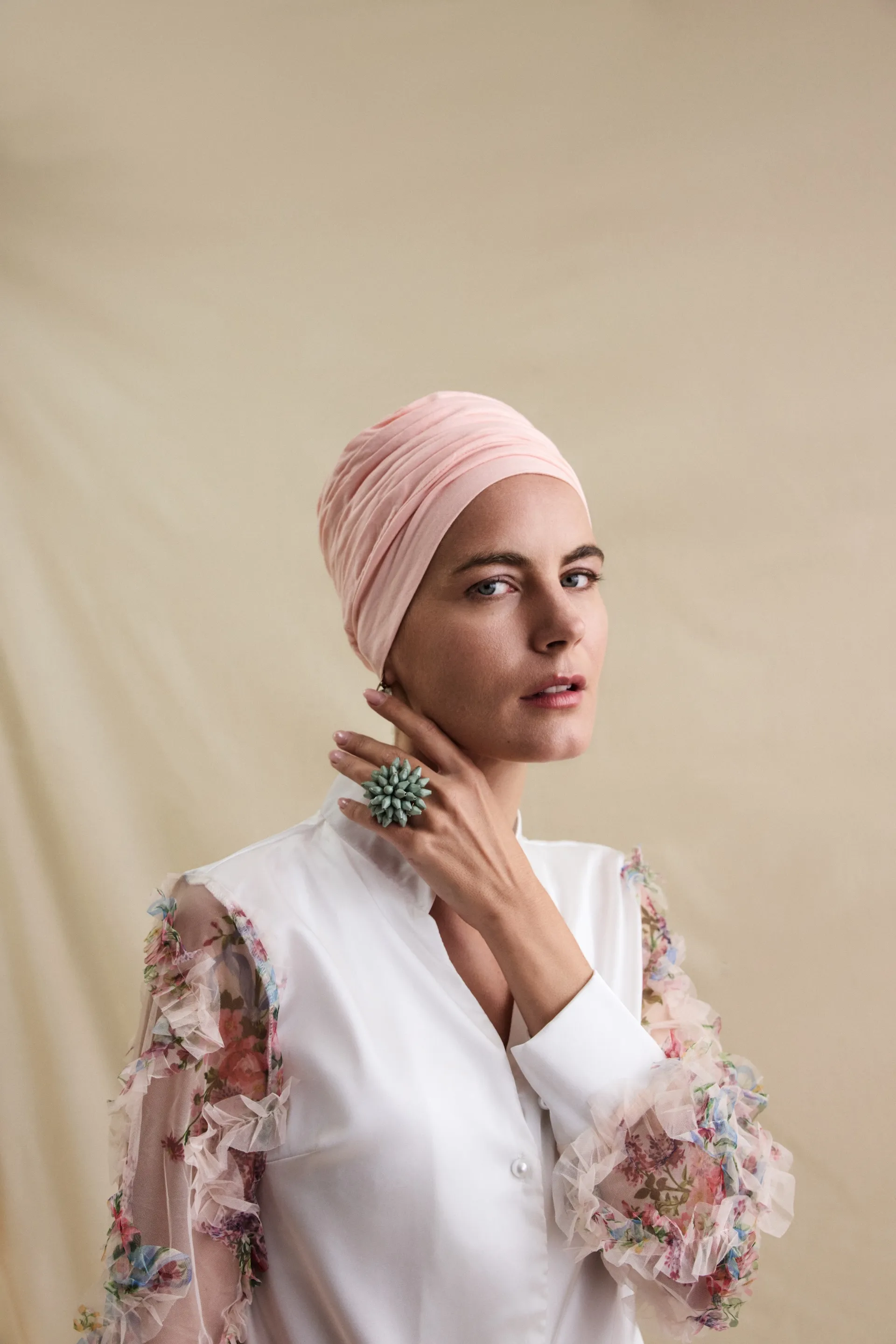 Frau mit elegantem Kopftuch aus ägyptischer Baumwolle lächelt sanft in die Kamera