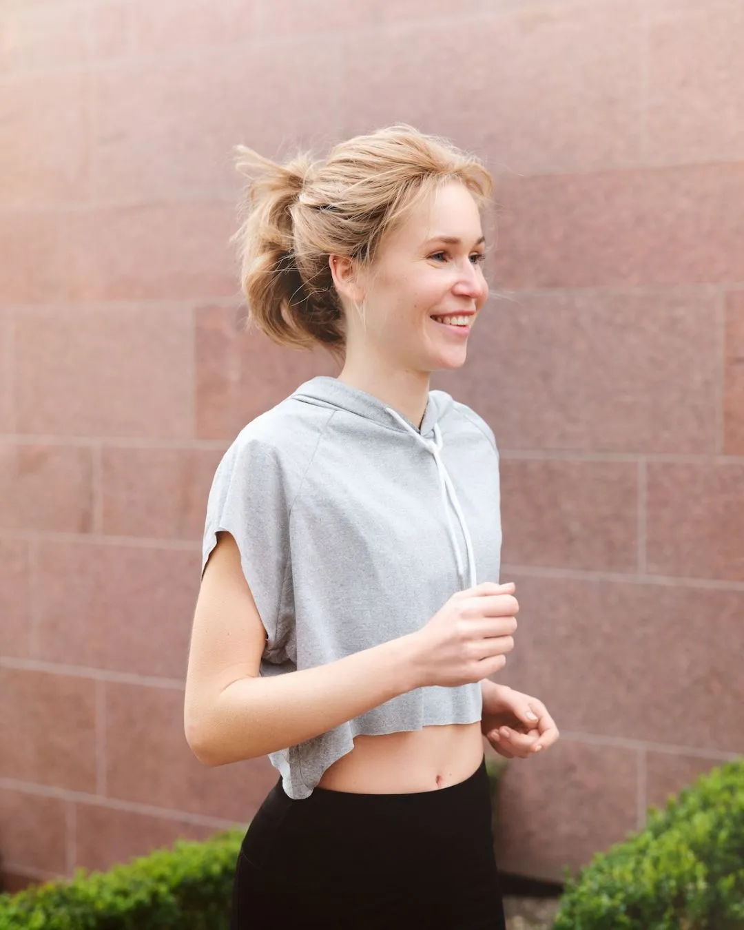 Frau greift sich selbstbewusst ins volle Haar, natürliches Volumen am Oberkopf