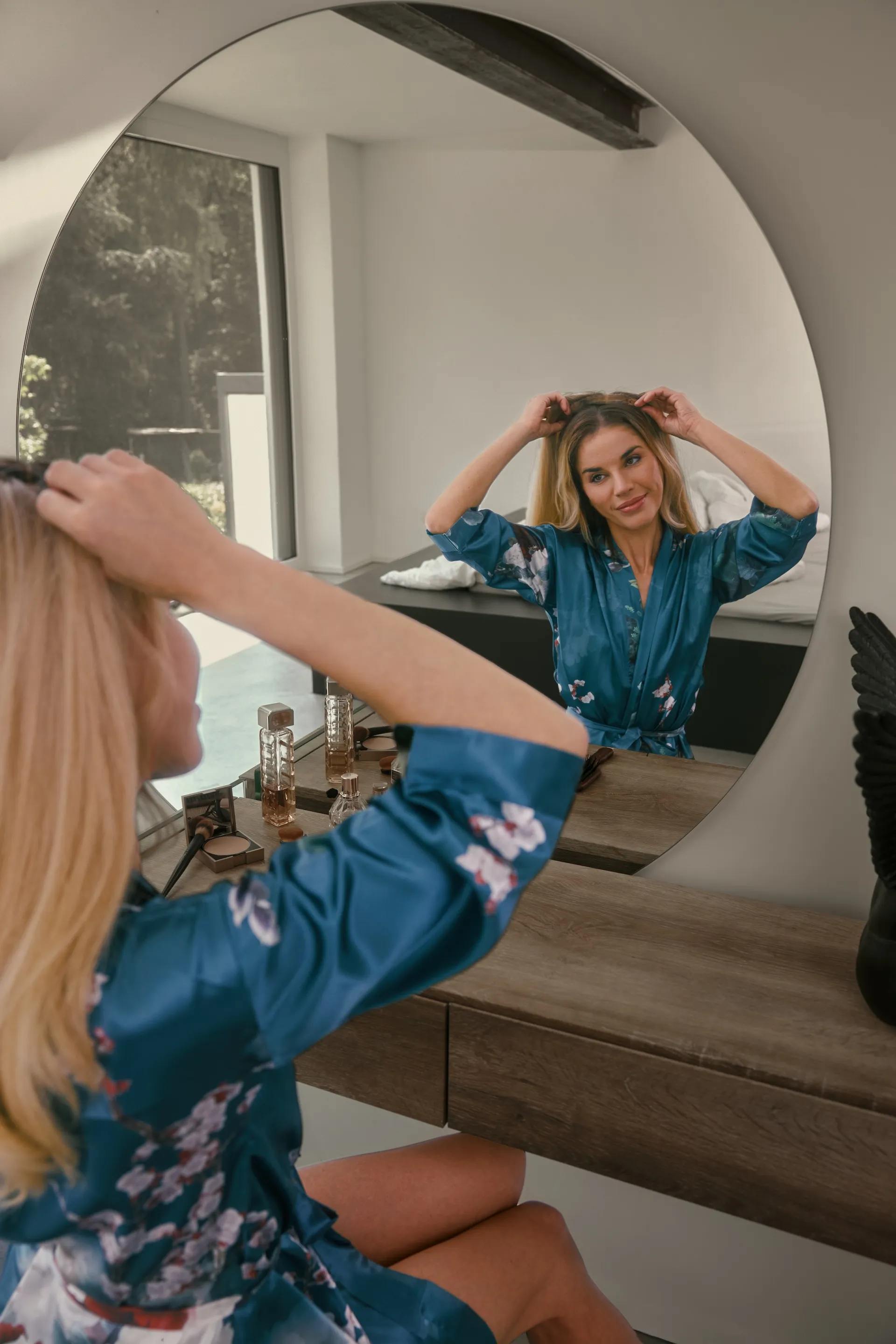 Frau mit natürlich aussehendem Haartopper aus Echthaar, volles Haar am Oberkopf