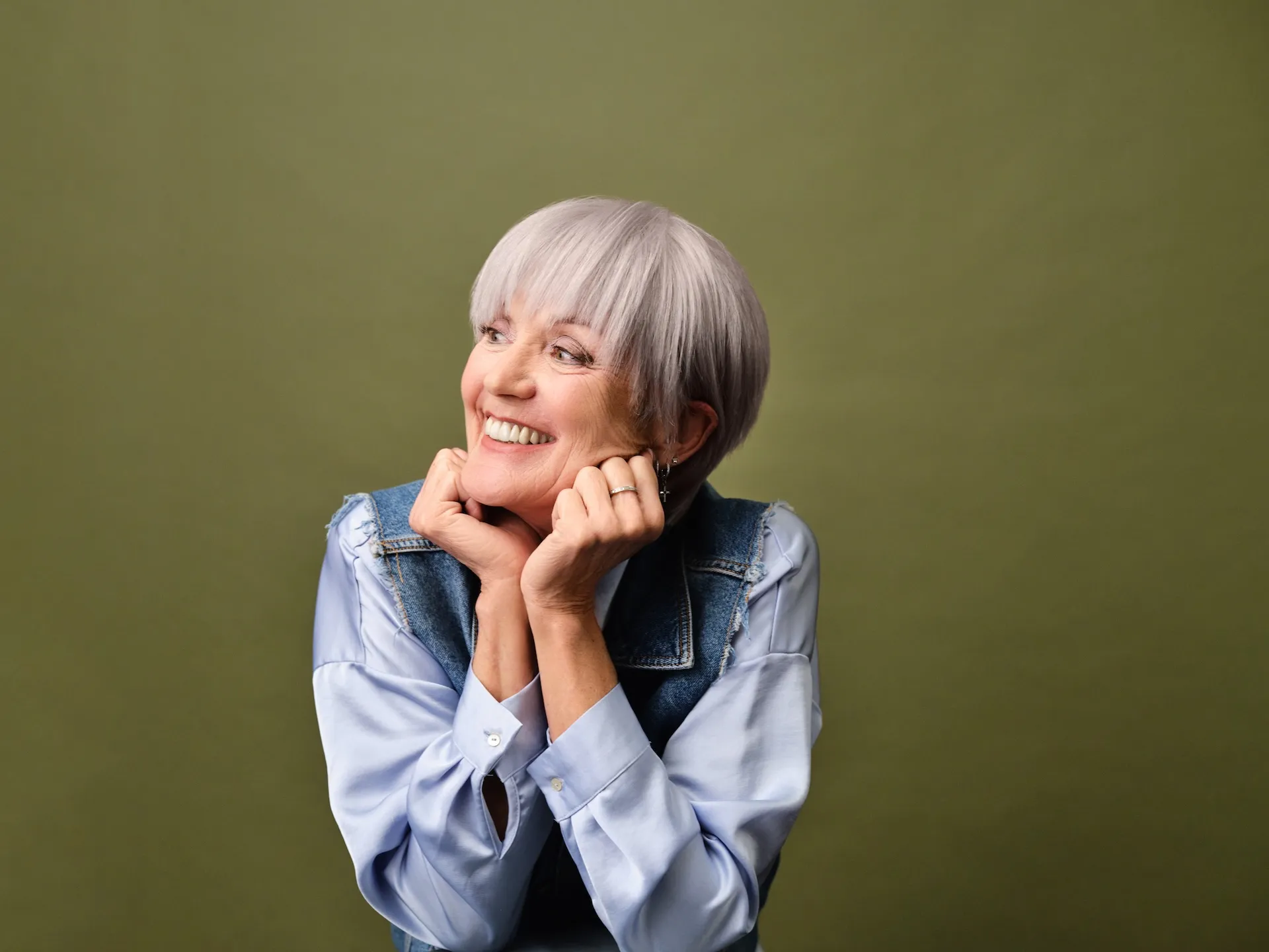 Kurzhaarperücke Love Shaker in Grau mit modernem Schnitt