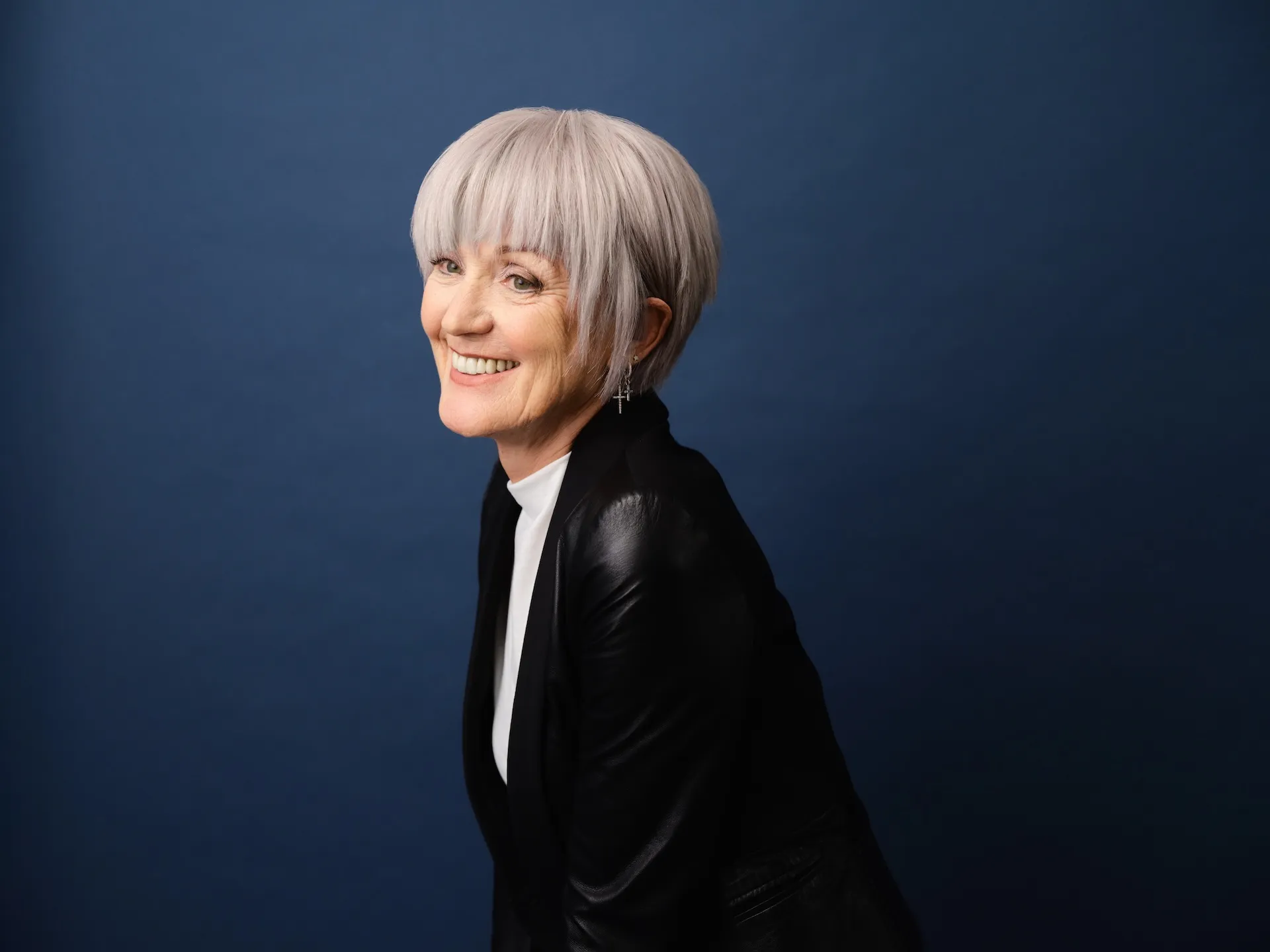 Graue Kurzhaarperücke Love Shaker im Portrait