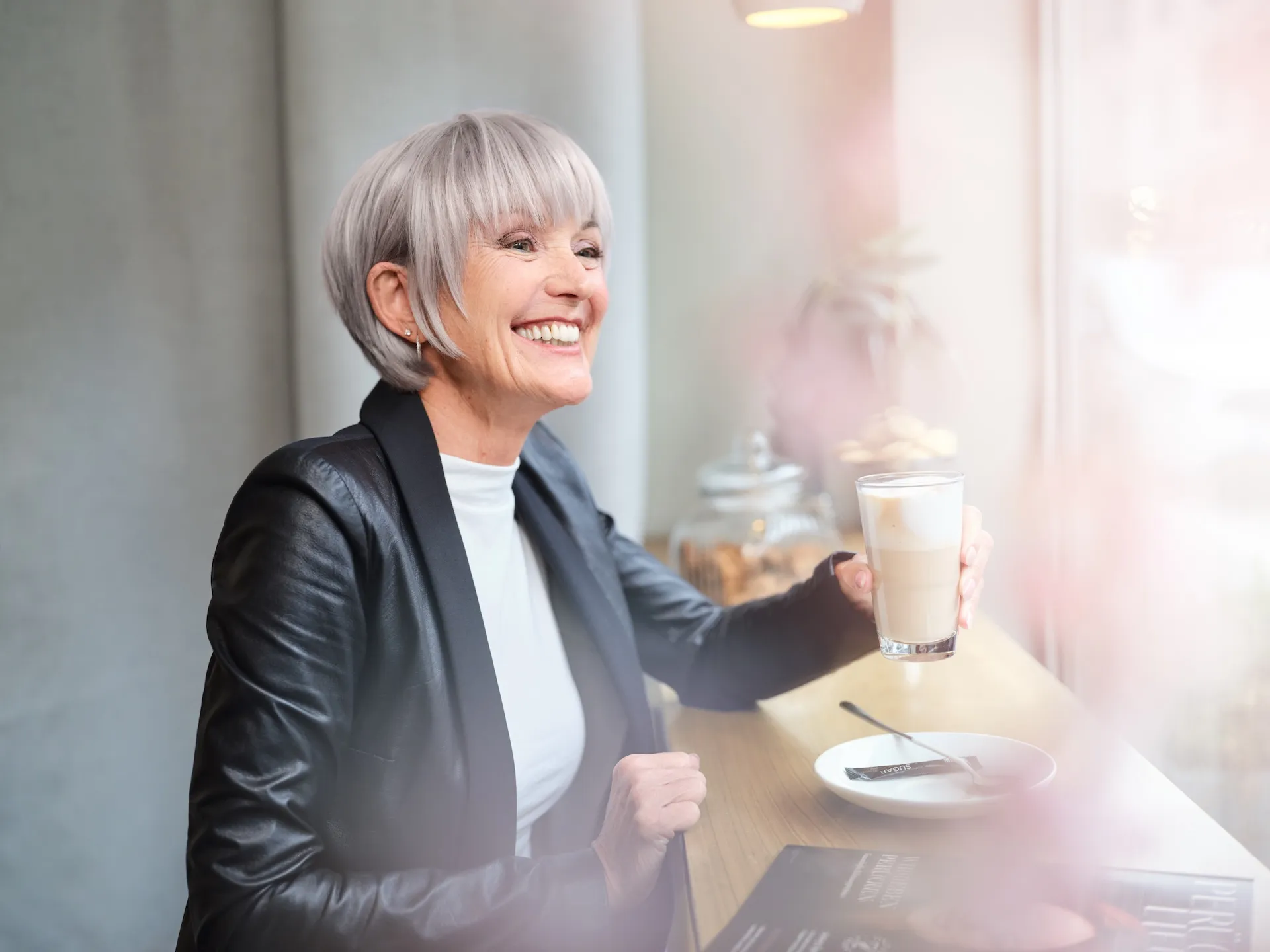 Kurzhaarperücke in Grau mit natürlichem Styling