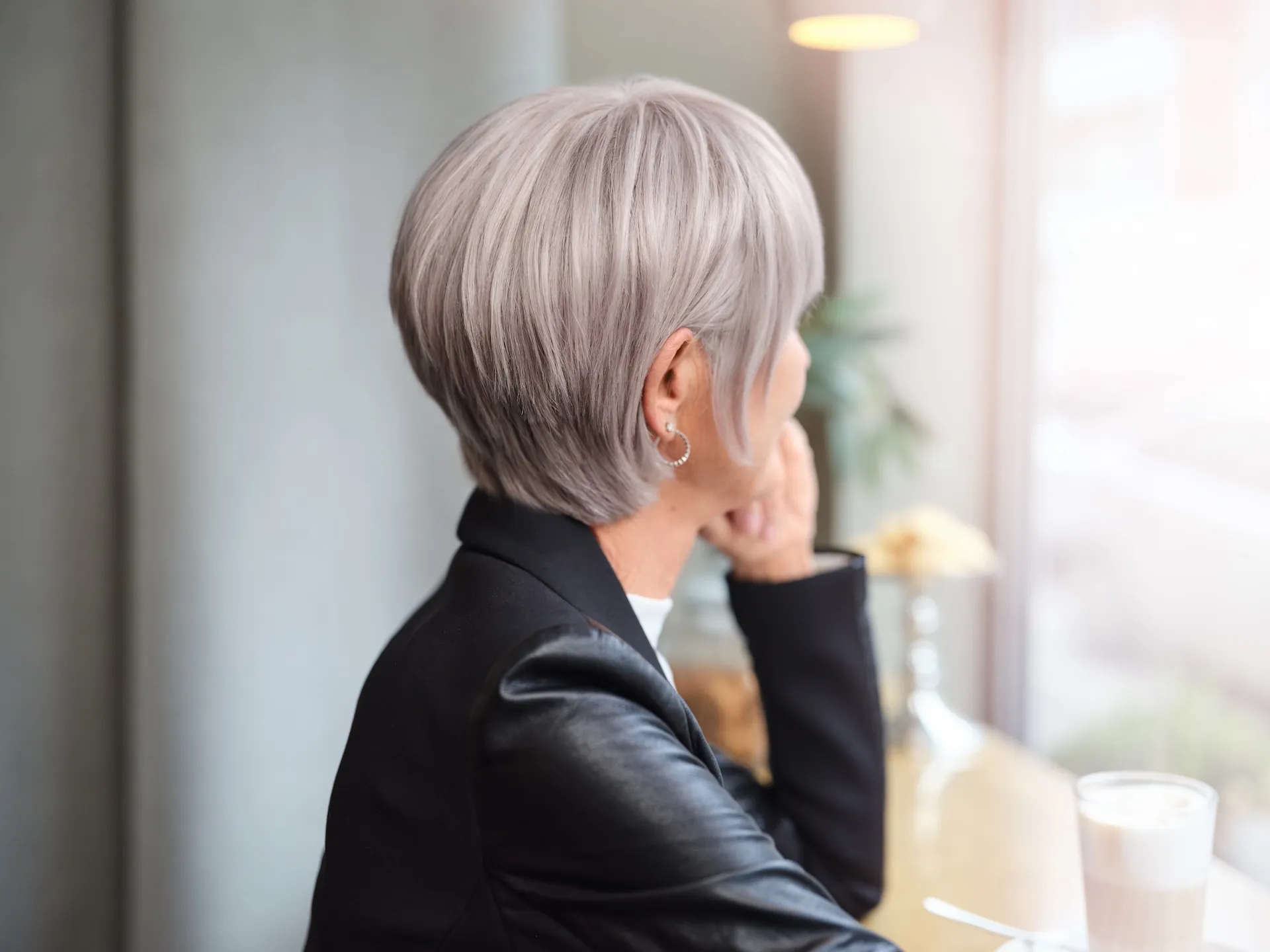 Moderne graue Kurzhaarperücke vom Perückenstylist