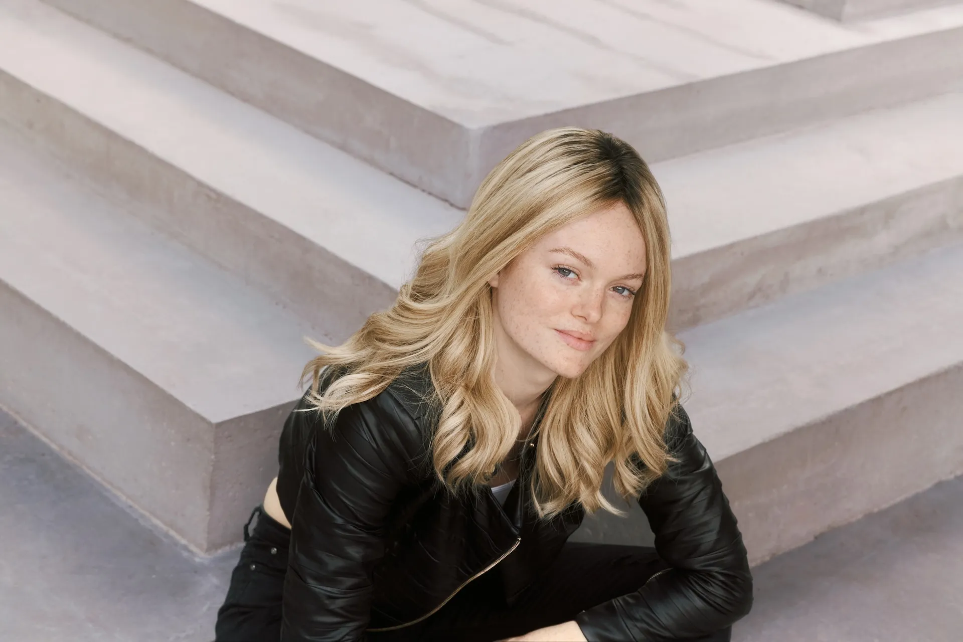 Blonde Langhaarperücke mit professionellem Styling