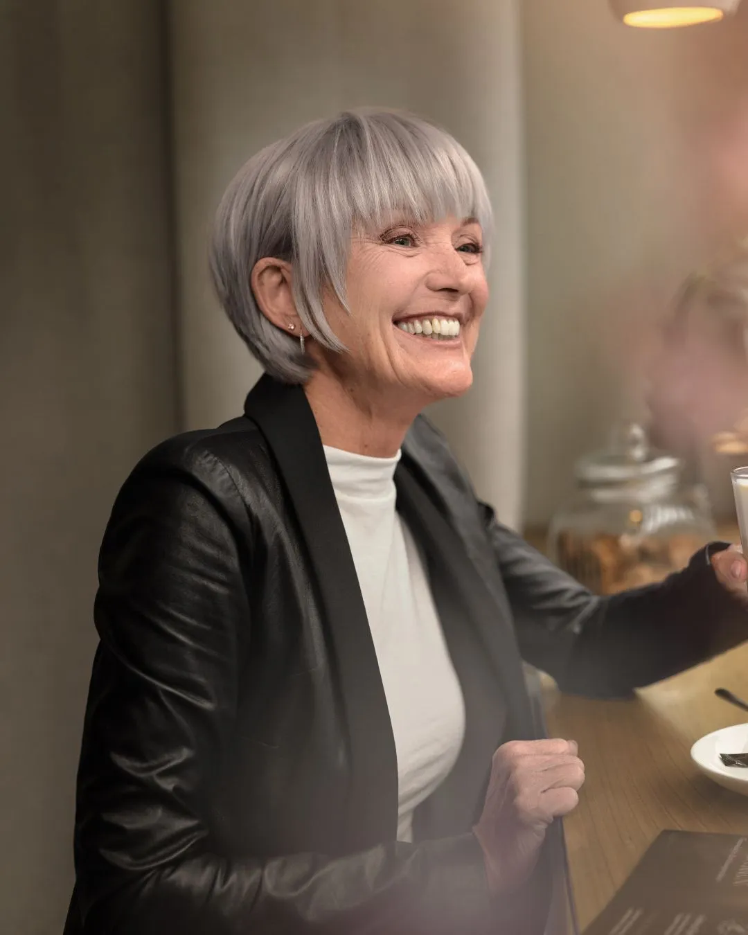 Moderne graue Bob-Perücke im Alltag getragen