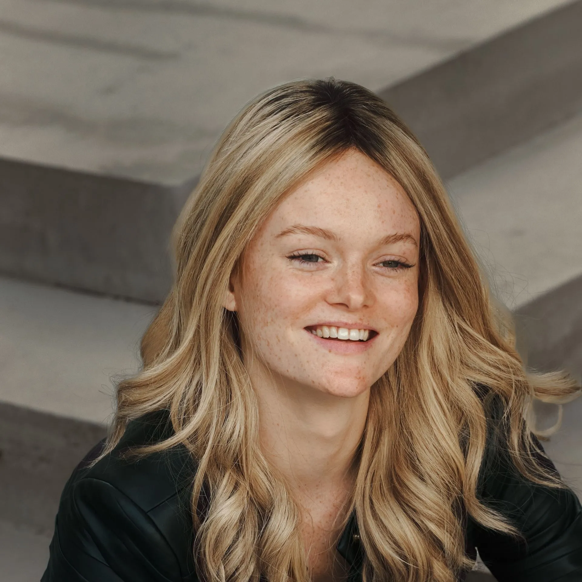 Echthaarperücke der Marke Perückenliebe auf einem Perückenständer