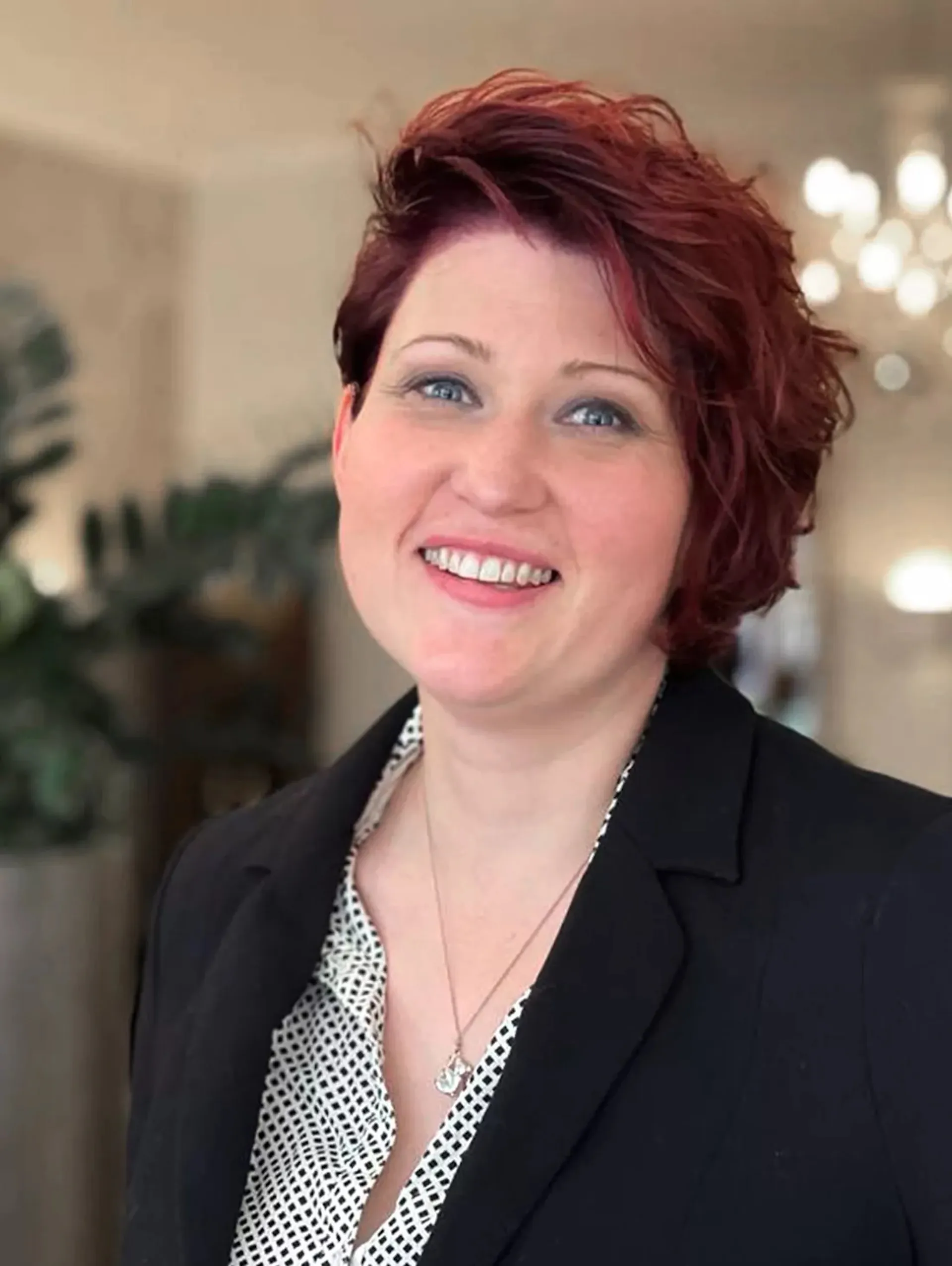 Uli, Perückenmacherin mit Theatererfahrung, im Perückenstylist Studio Nürnberg